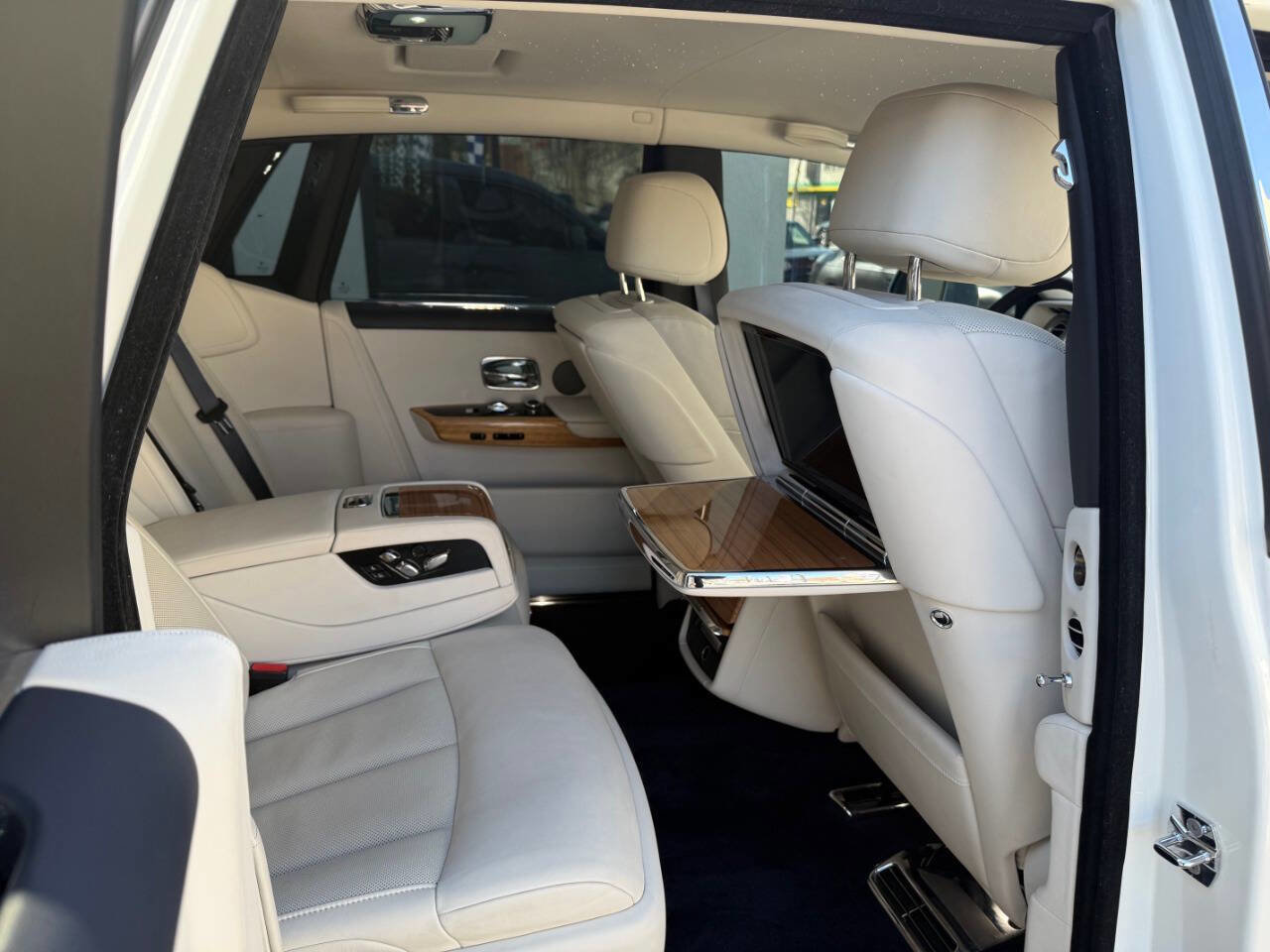 Used 2018 Rolls-Royce Phantom Sedan image 31