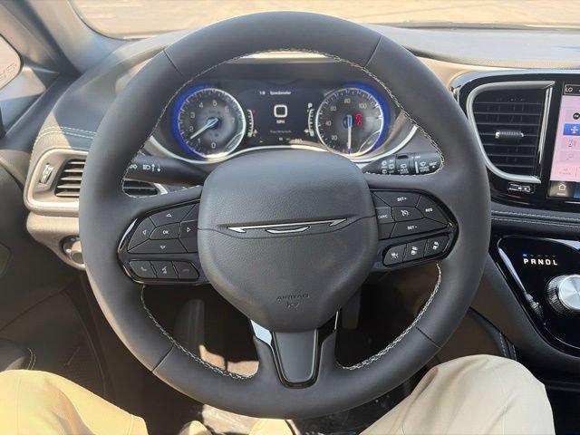 New 2027 Chrysler Pacifica Limited w/ Family Tech Group AWD/4WD image 17