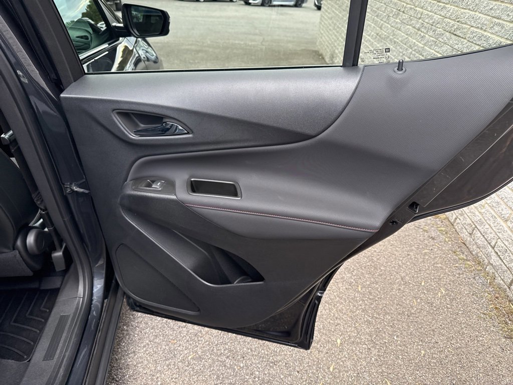 Used 2022 Chevrolet Equinox RS w/ Infotainment Package image 16