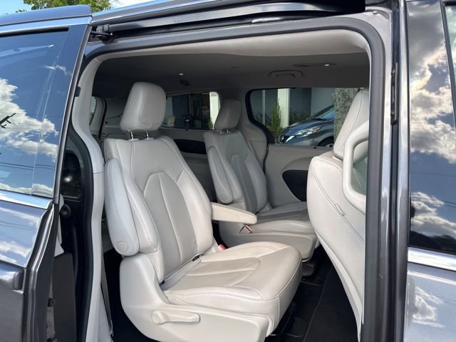 Used 2018 Chrysler Pacifica Touring-L FWD image 16