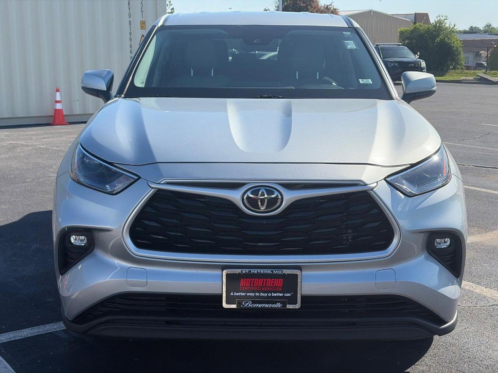 Used 2022 Toyota Highlander LE AWD/4WD image 2