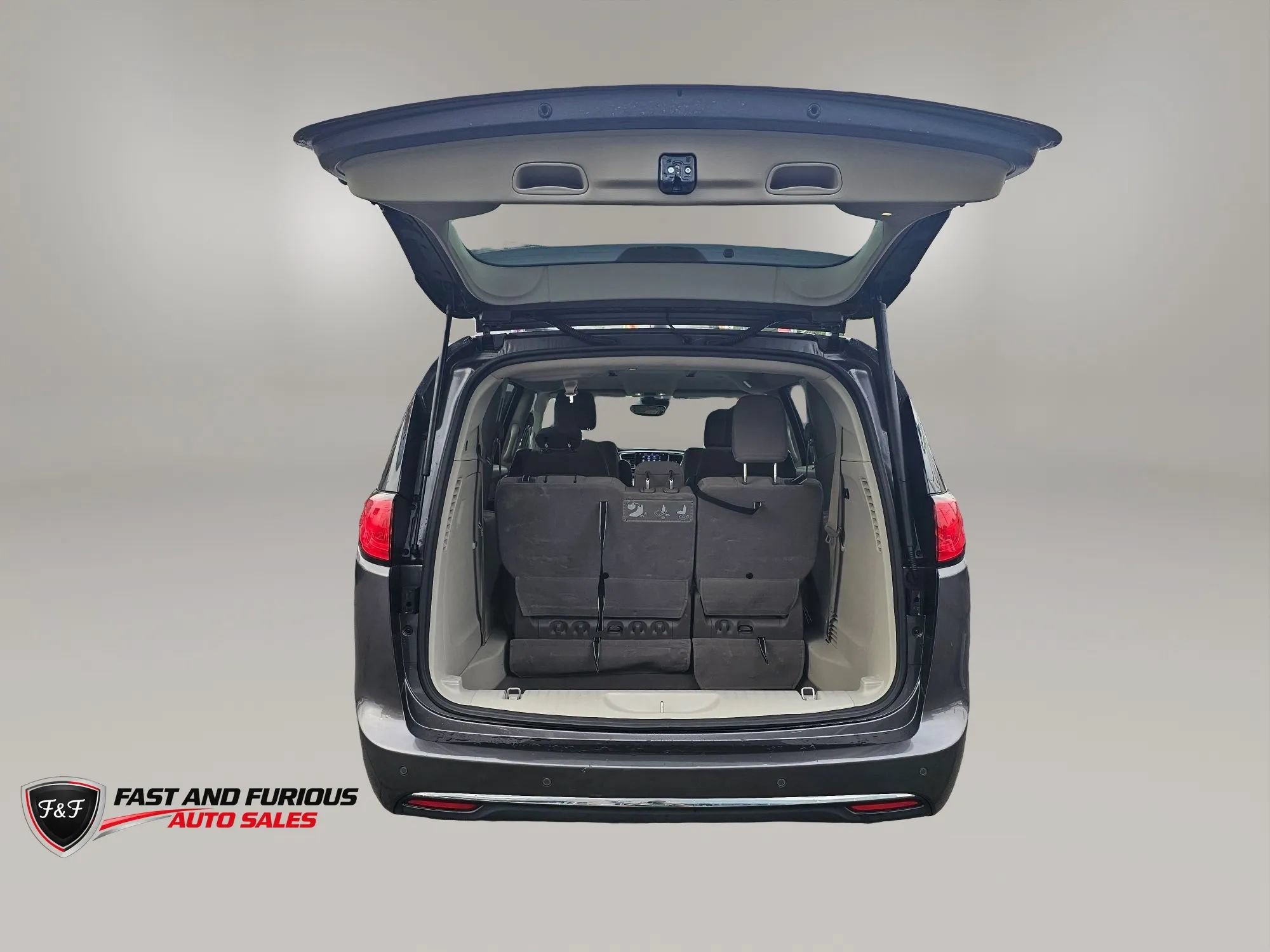 Used 2020 Chrysler Pacifica Touring w/ Advanced Safetytec Group FWD image 9