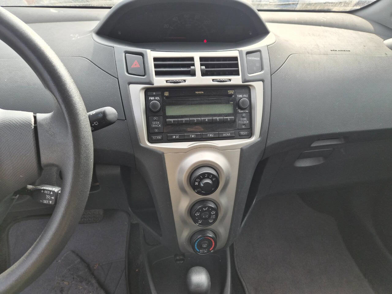 Used 2010 Toyota Yaris 2-Door Hatchback image 7