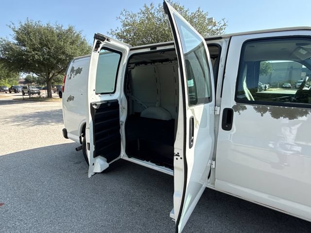 Used 2011 GMC Savana 1500 RWD image 9