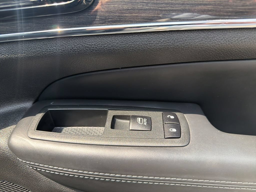 Used 2020 Jeep Grand Cherokee Overland AWD/4WD image 24