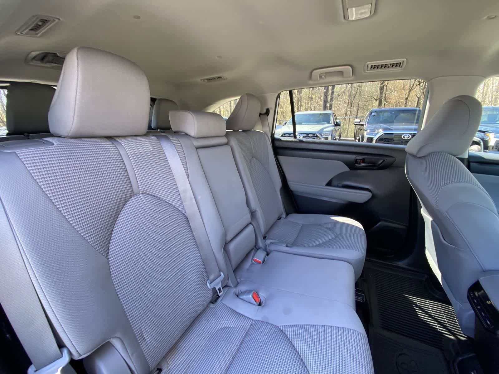 Used 2023 Toyota Highlander LE AWD/4WD image 33