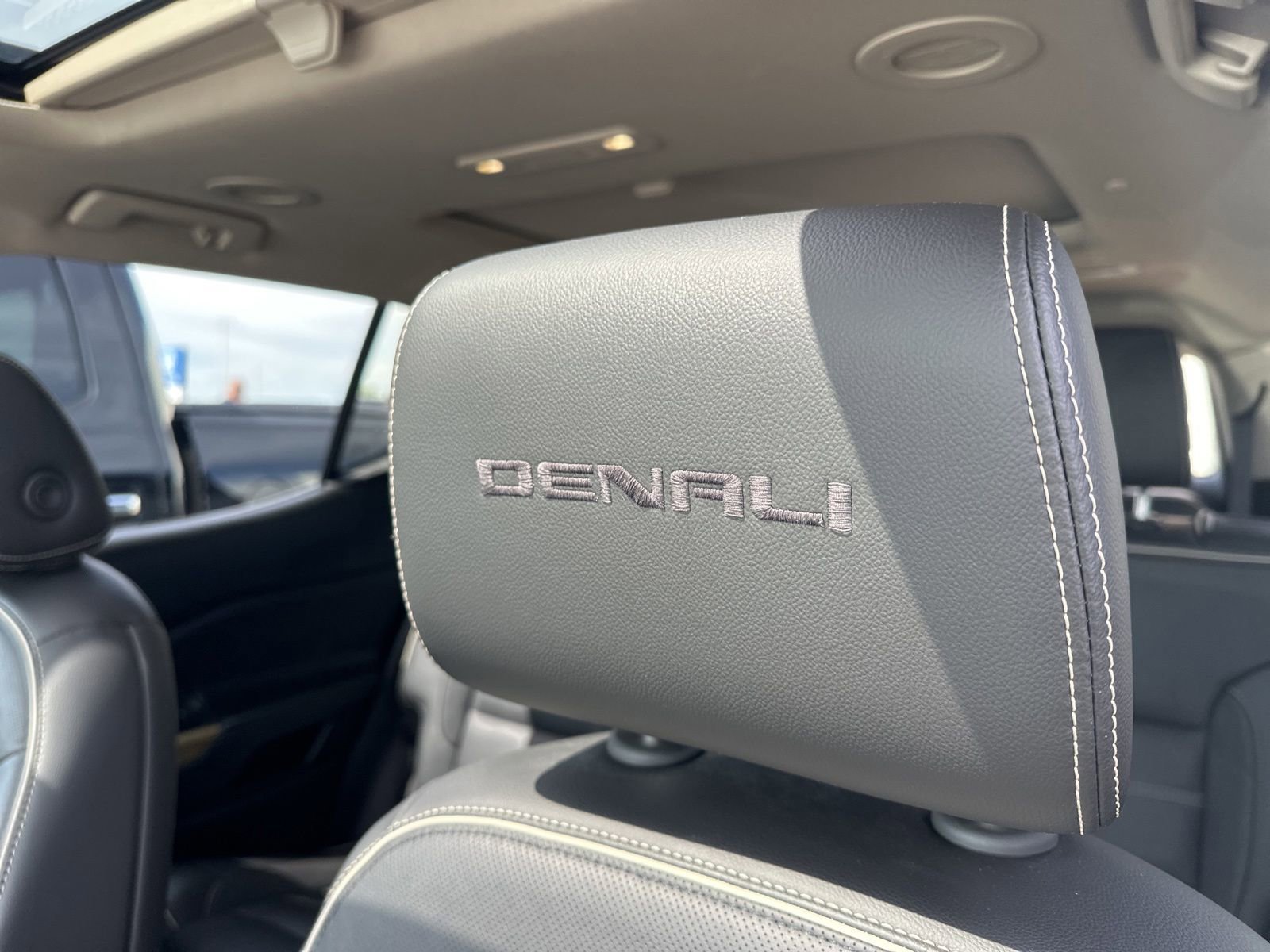 Used 2018 GMC Acadia Denali AWD/4WD image 12