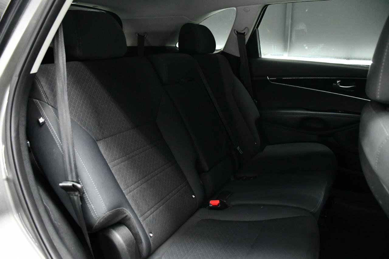 Used 2019 Kia Sorento LX image 35