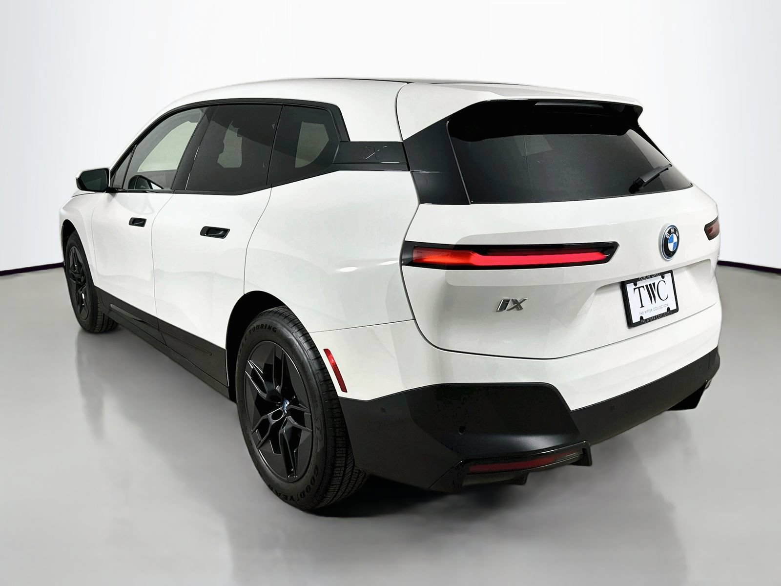 Used 2024 BMW iX xDrive50 w/ Convenience Package AWD/4WD image 7