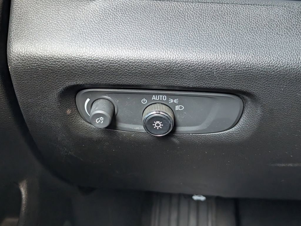 Used 2021 Chevrolet Traverse LS image 20