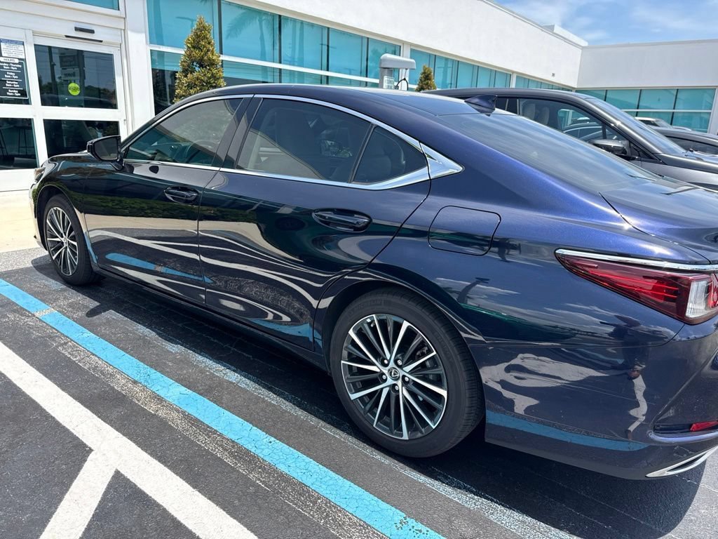 Used 2025 Lexus ES 350 w/ Premium Package FWD image 9