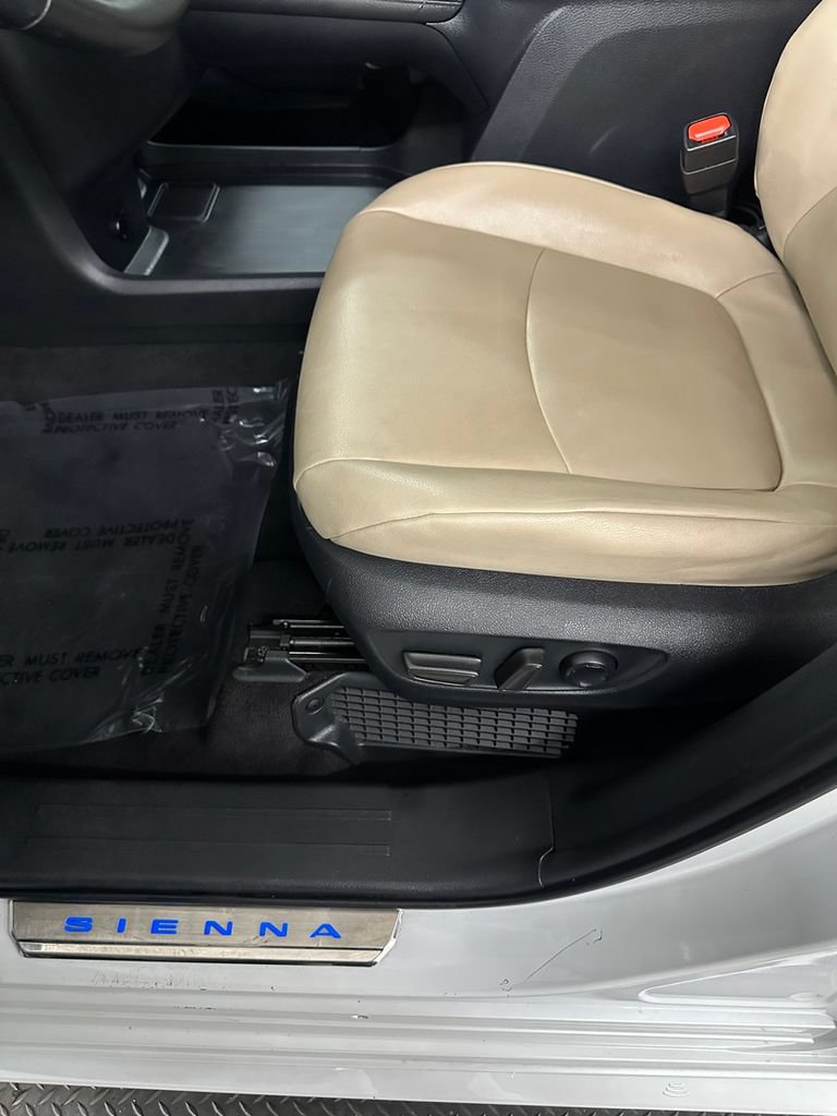 Used 2022 Toyota Sienna XLE w/ XLE Plus Package FWD image 14