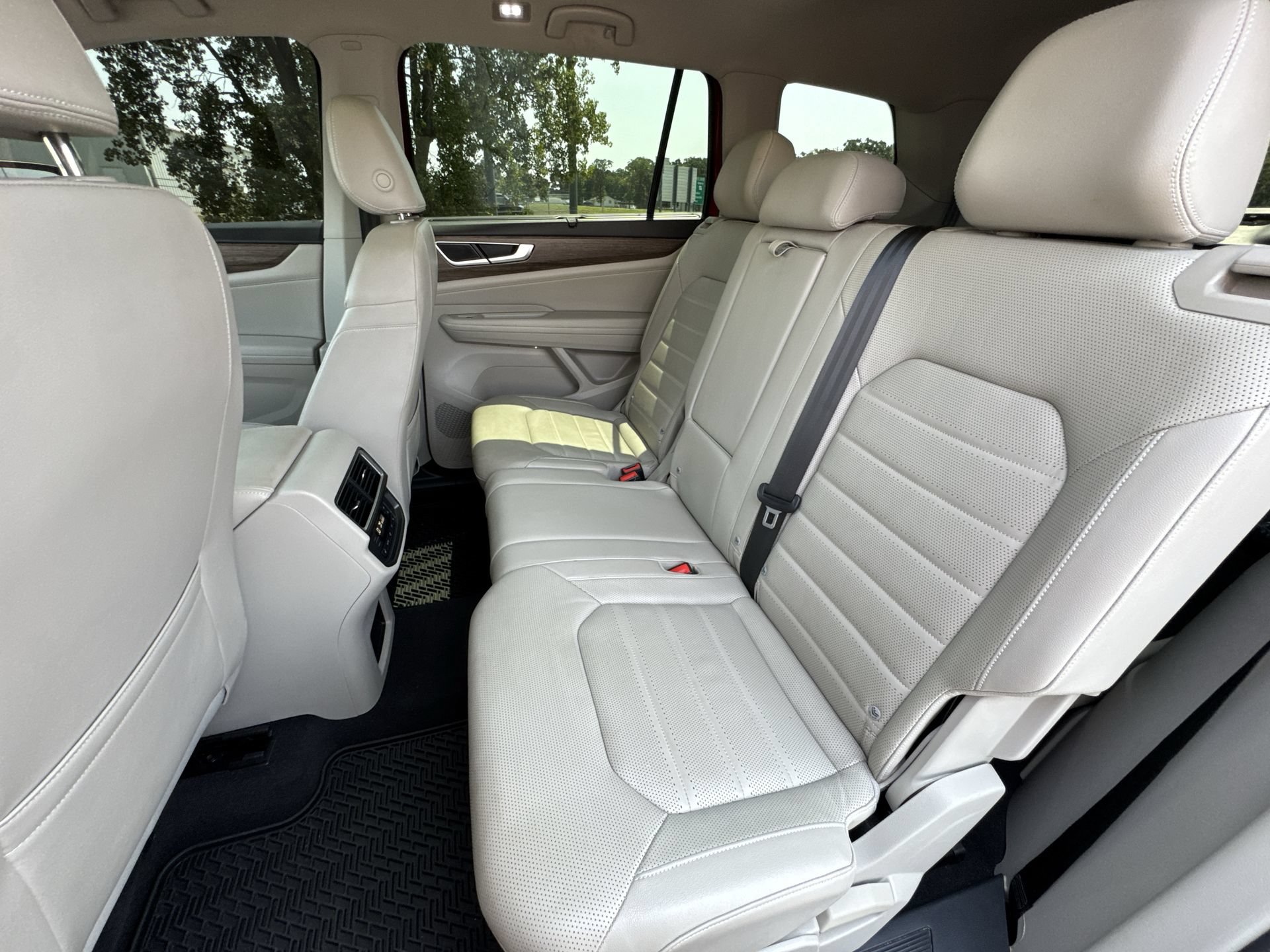 Used 2024 Volkswagen Atlas SEL AWD/4WD image 22
