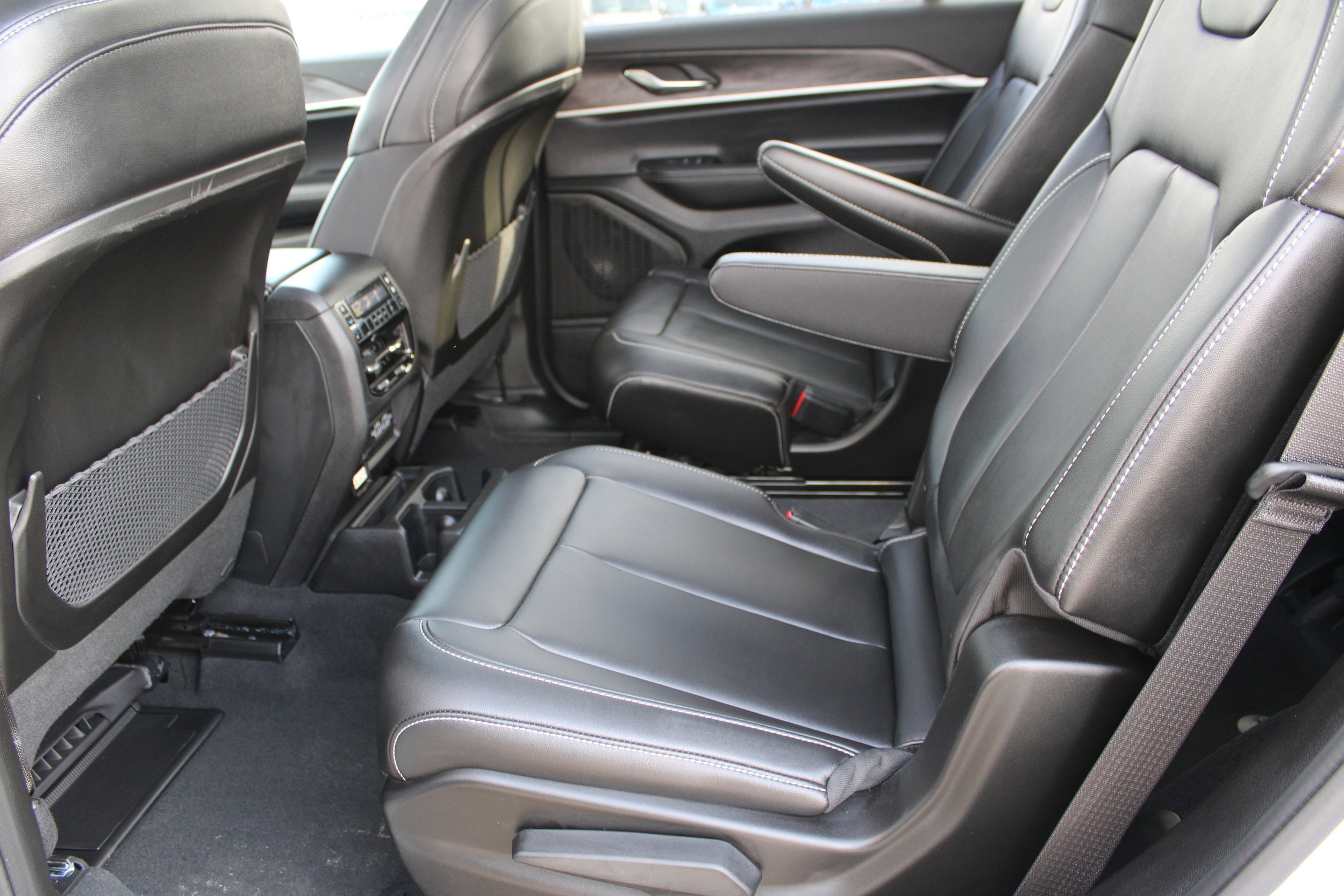 New 2025 Jeep Grand Cherokee L Limited w/ Black Appearance Package AWD/4WD image 43