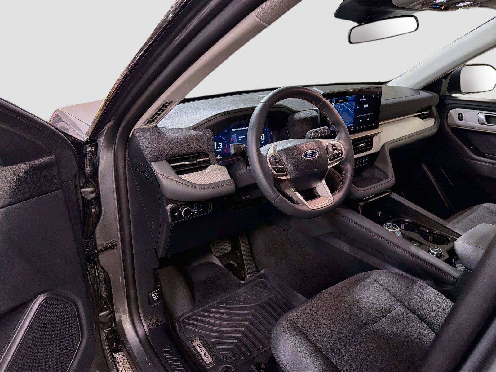 Used 2025 Ford Explorer Active AWD/4WD image 22