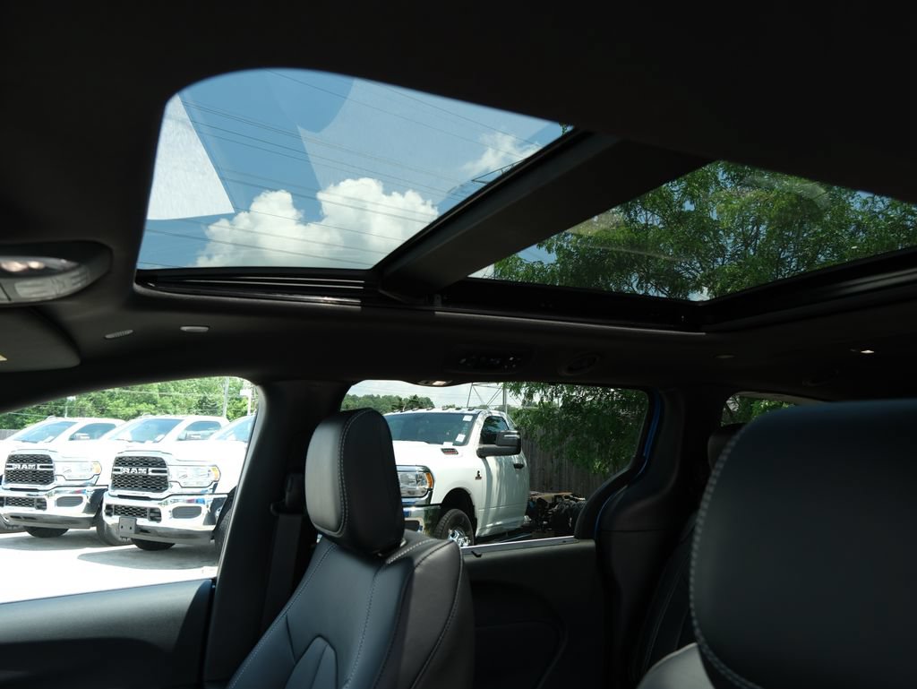 New 2027 Chrysler Pacifica Select w/ Family Tech Group FWD image 17