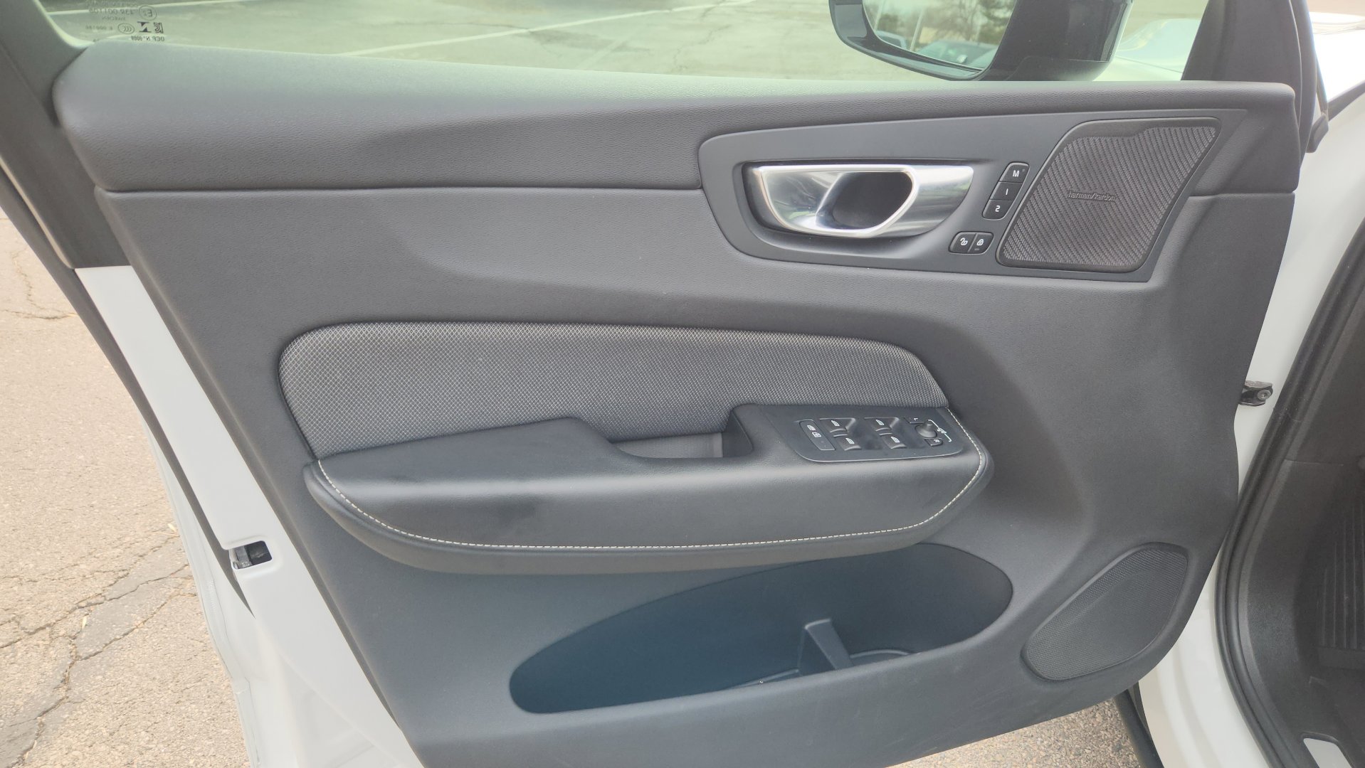 Used 2022 Volvo XC60 T8 R-Design w/ Advanced Package image 23