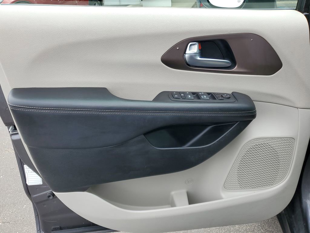 Used 2023 Chrysler Voyager LX image 23