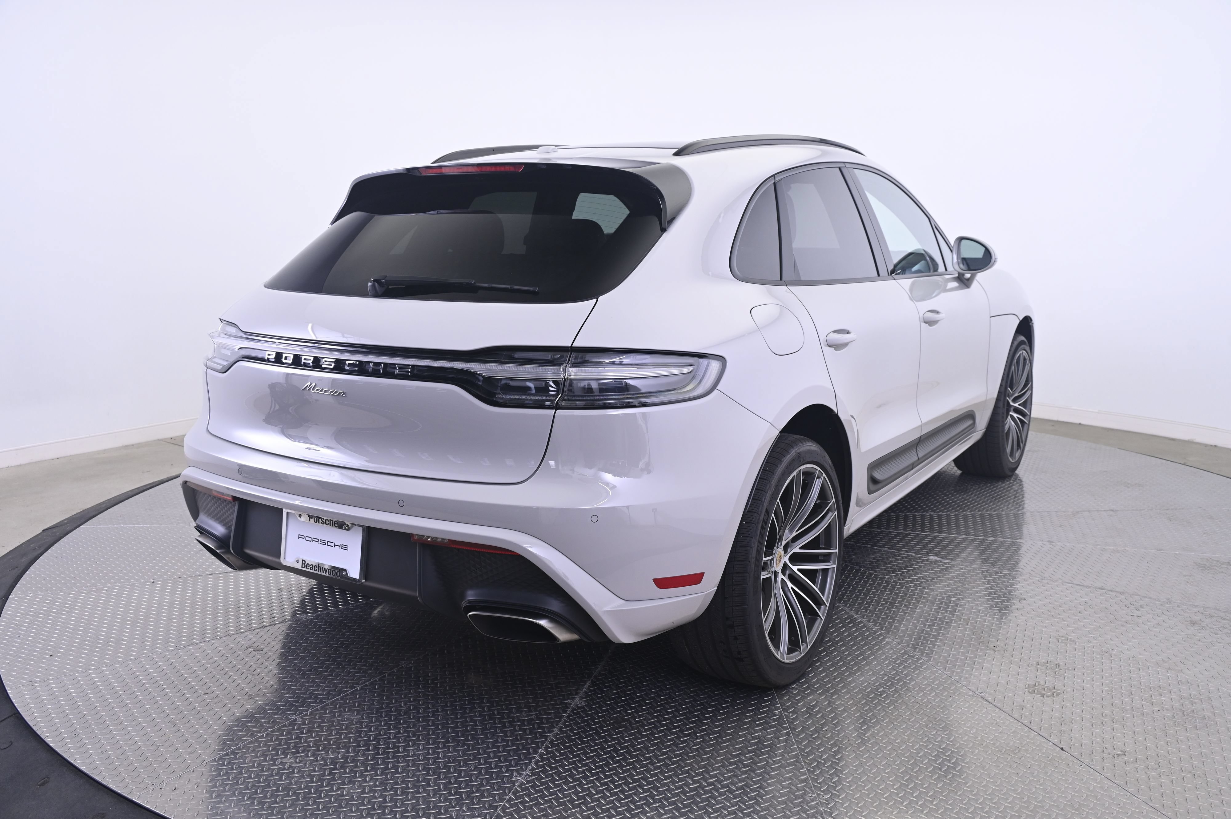 Certified 2023 Porsche Macan AWD/4WD image 7