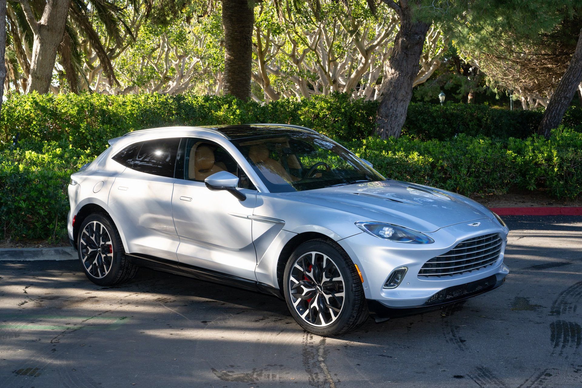 Used 2021 Aston Martin DBX image 1