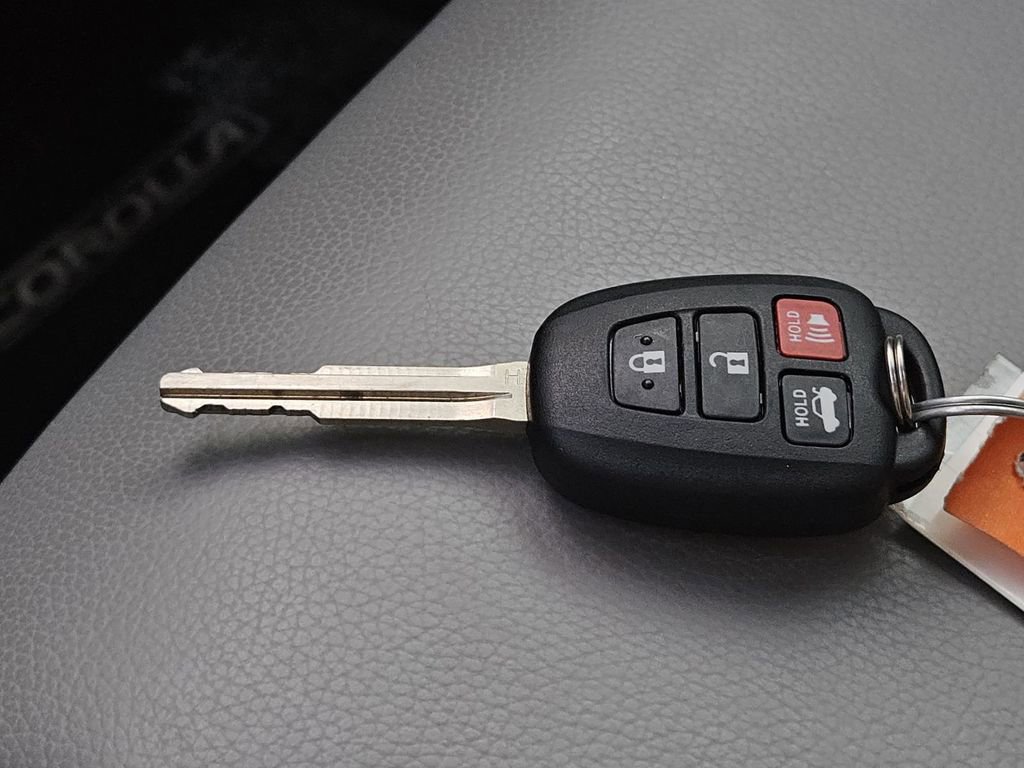 Used 2017 Toyota Corolla LE FWD image 32