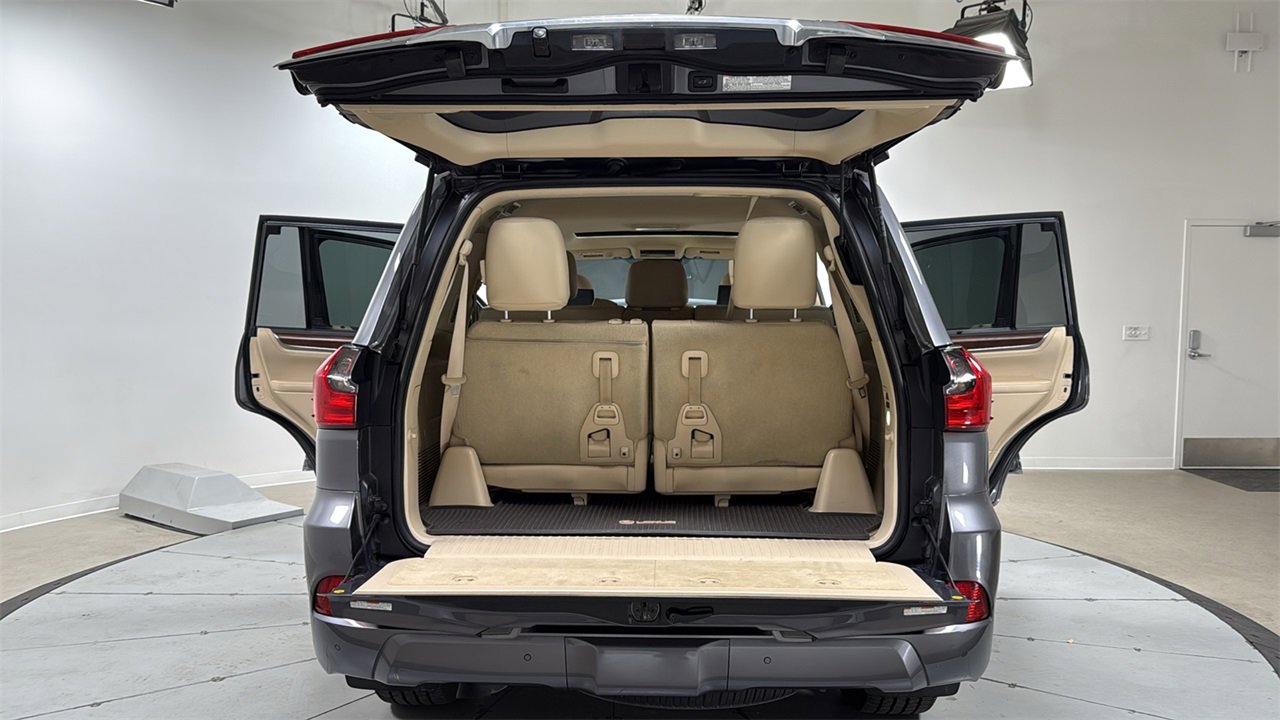 Used 2017 Lexus LX 570 4WD image 16