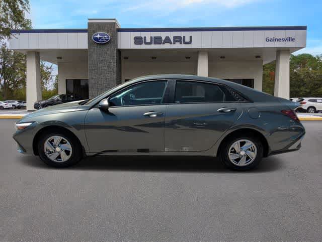 Used 2025 Hyundai Elantra SE FWD image 3