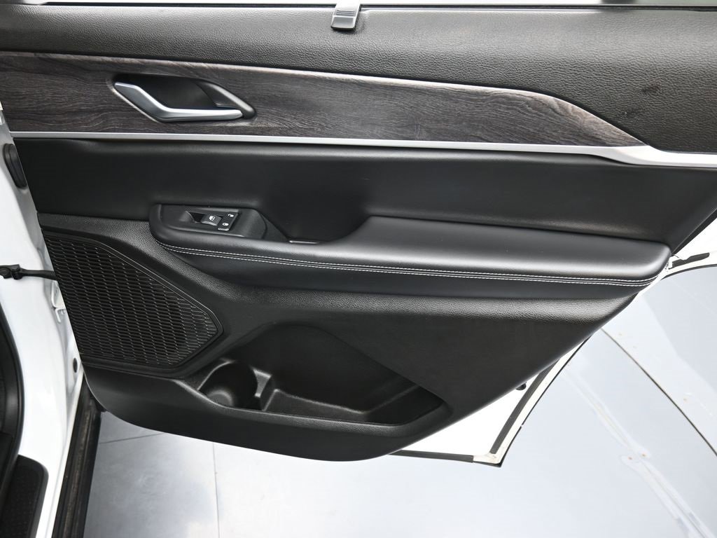 Certified 2024 Jeep Grand Cherokee L Limited w/ Luxury Tech Group II image 15