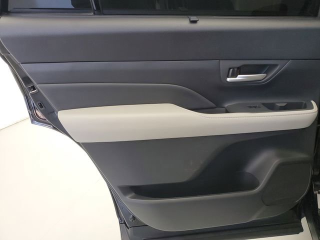 Used 2025 Toyota Grand Highlander AWD image 17