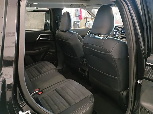 New 2026 Mitsubishi Outlander SE image 11