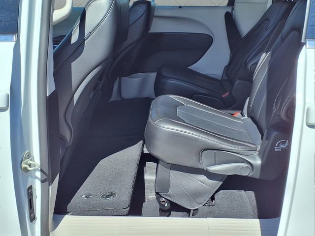 Used 2024 Chrysler Pacifica Touring-L FWD image 14