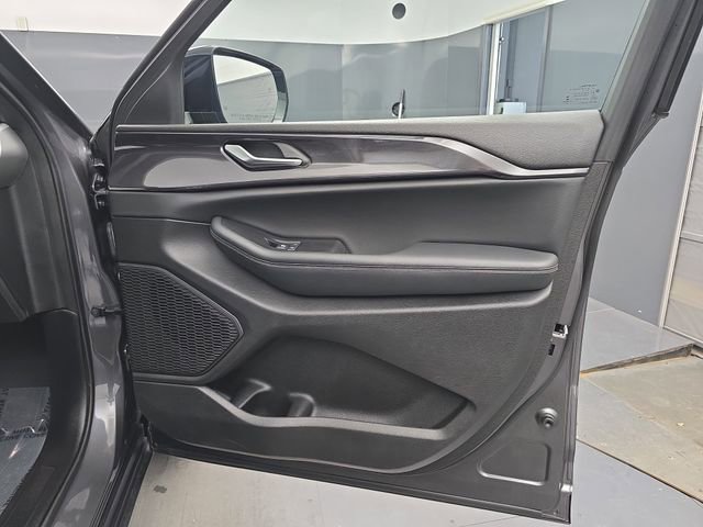 Used 2023 Jeep Grand Cherokee Altitude AWD/4WD image 45