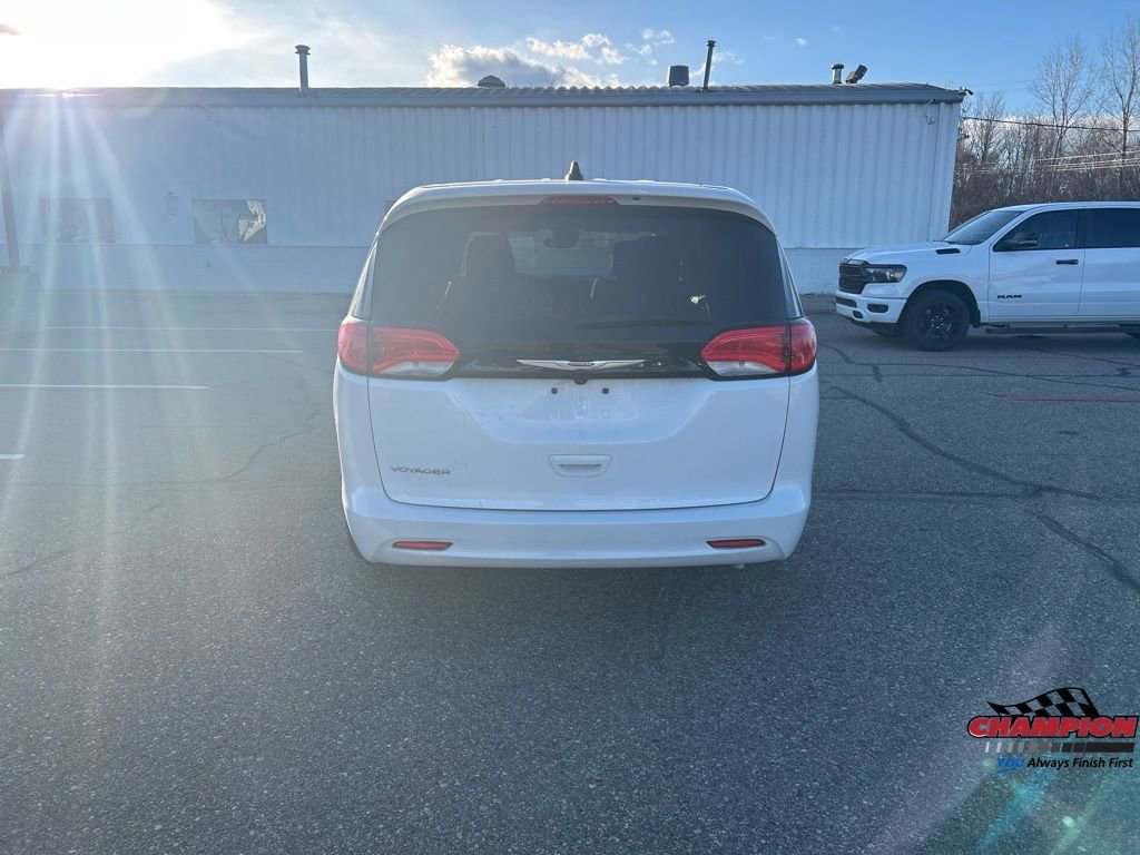 Used 2023 Chrysler Voyager LX image 4