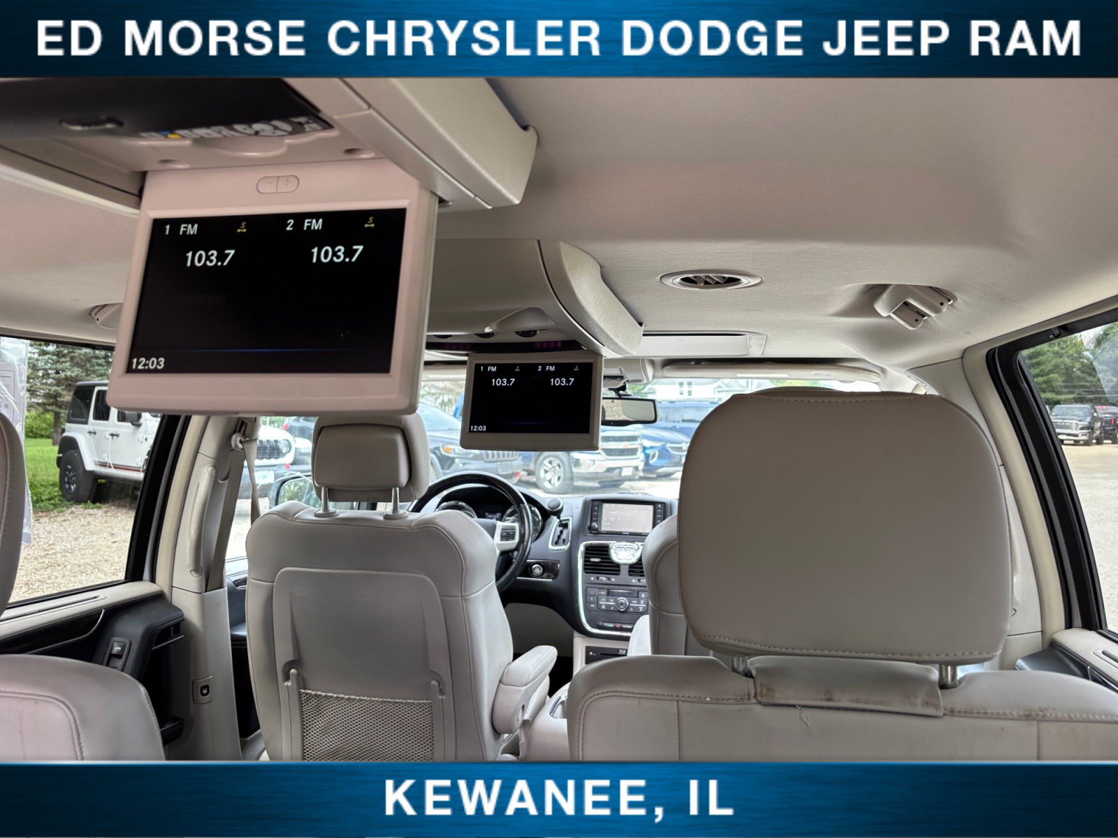 Used 2016 Chrysler Town & Country Limited Platinum FWD image 17