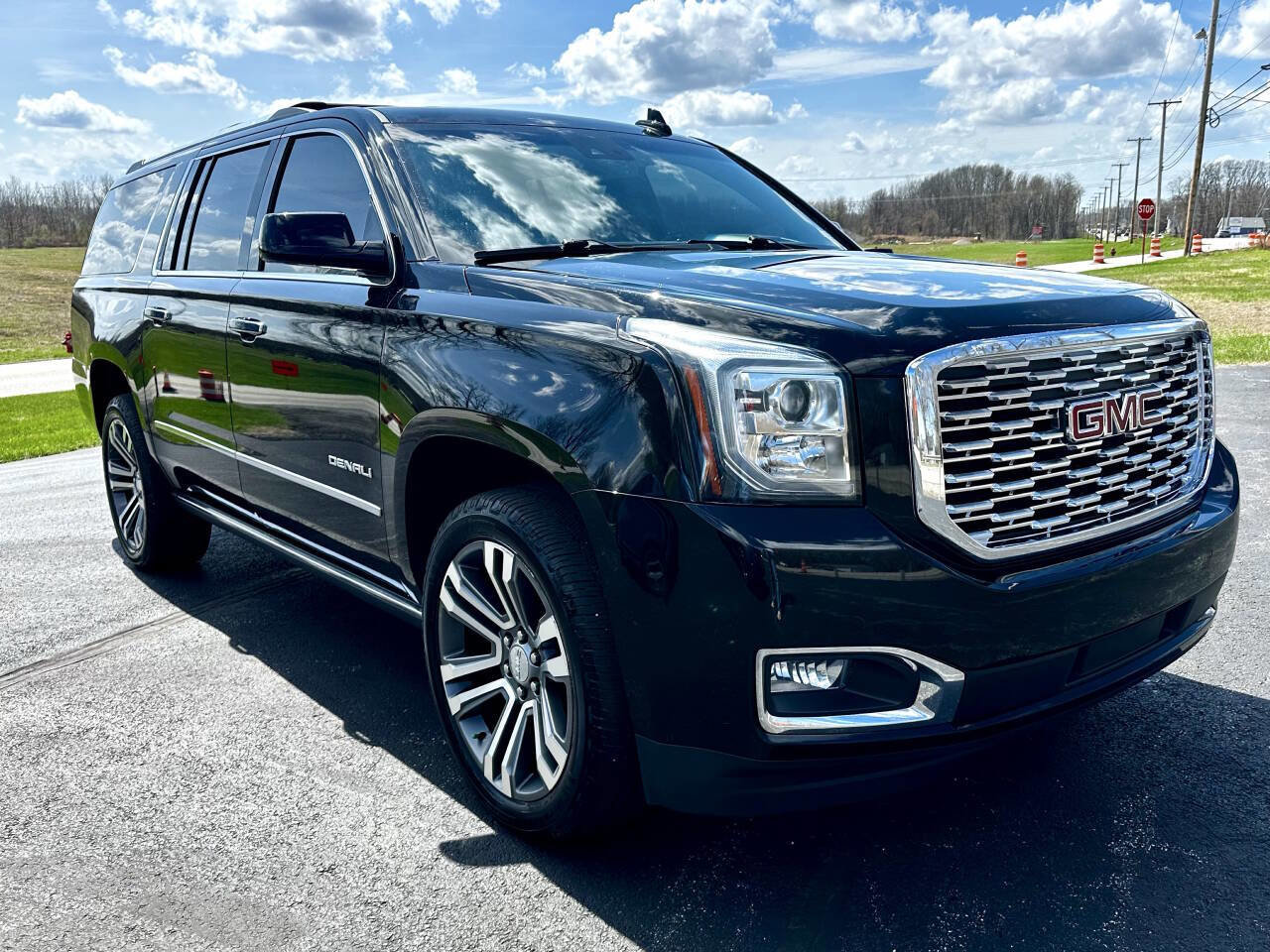 Used 2019 GMC Yukon XL Denali w/ Denali Ultimate Package AWD/4WD image 2
