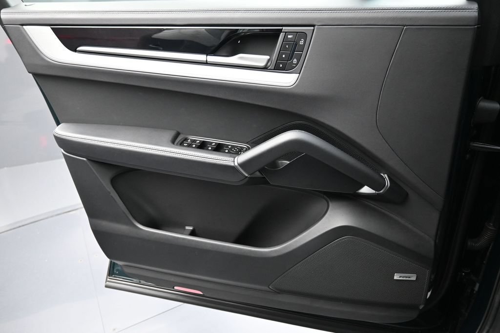 Certified 2025 Porsche Cayenne S AWD/4WD image 25