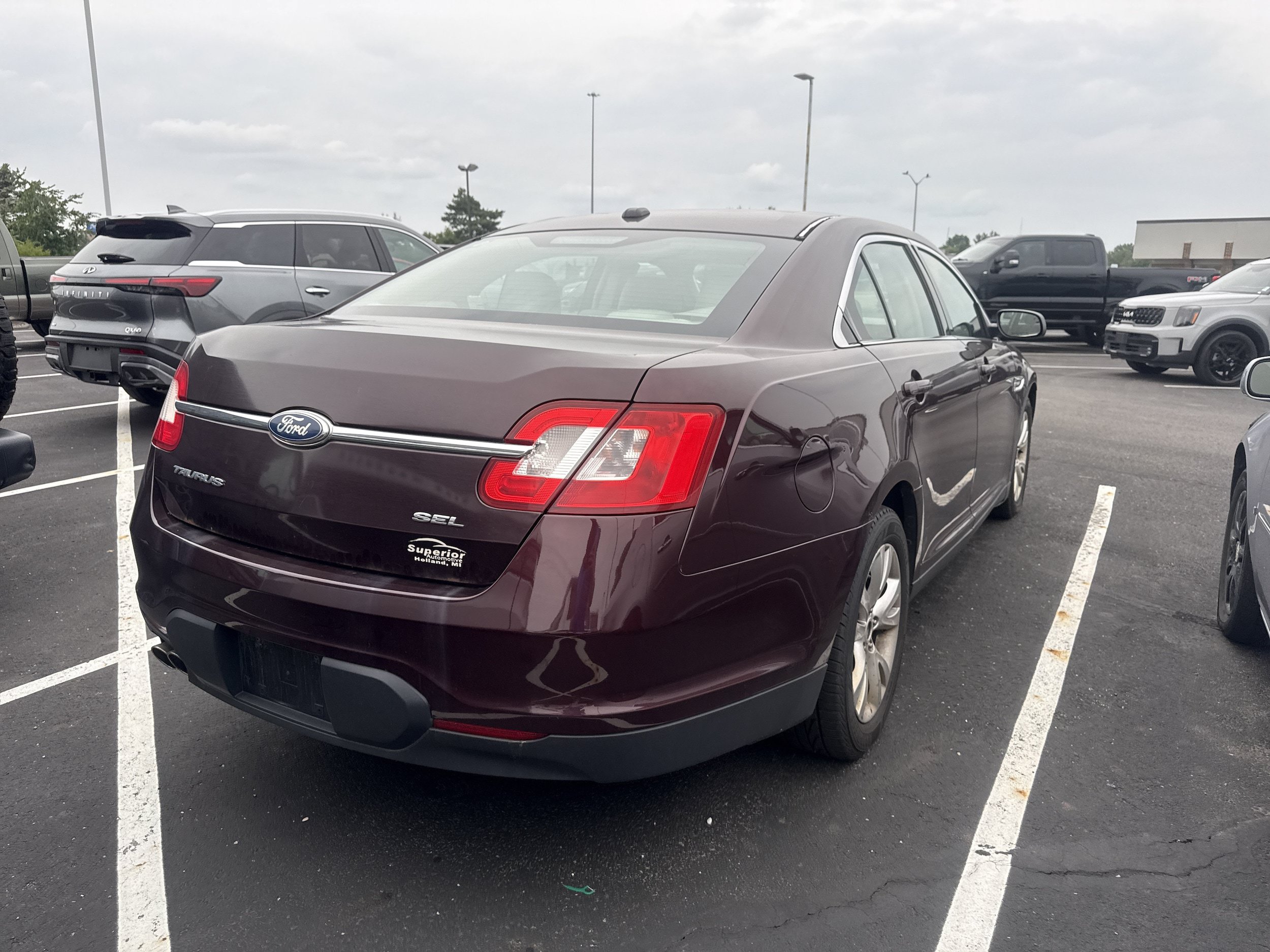 Used 2011 Ford Taurus SEL w/ SEL Technology Pkg FWD image 3