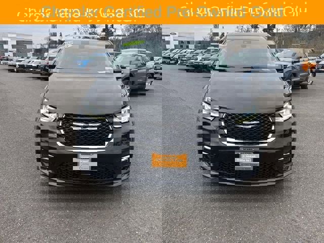 Used 2023 Chrysler Pacifica Touring-L image 2