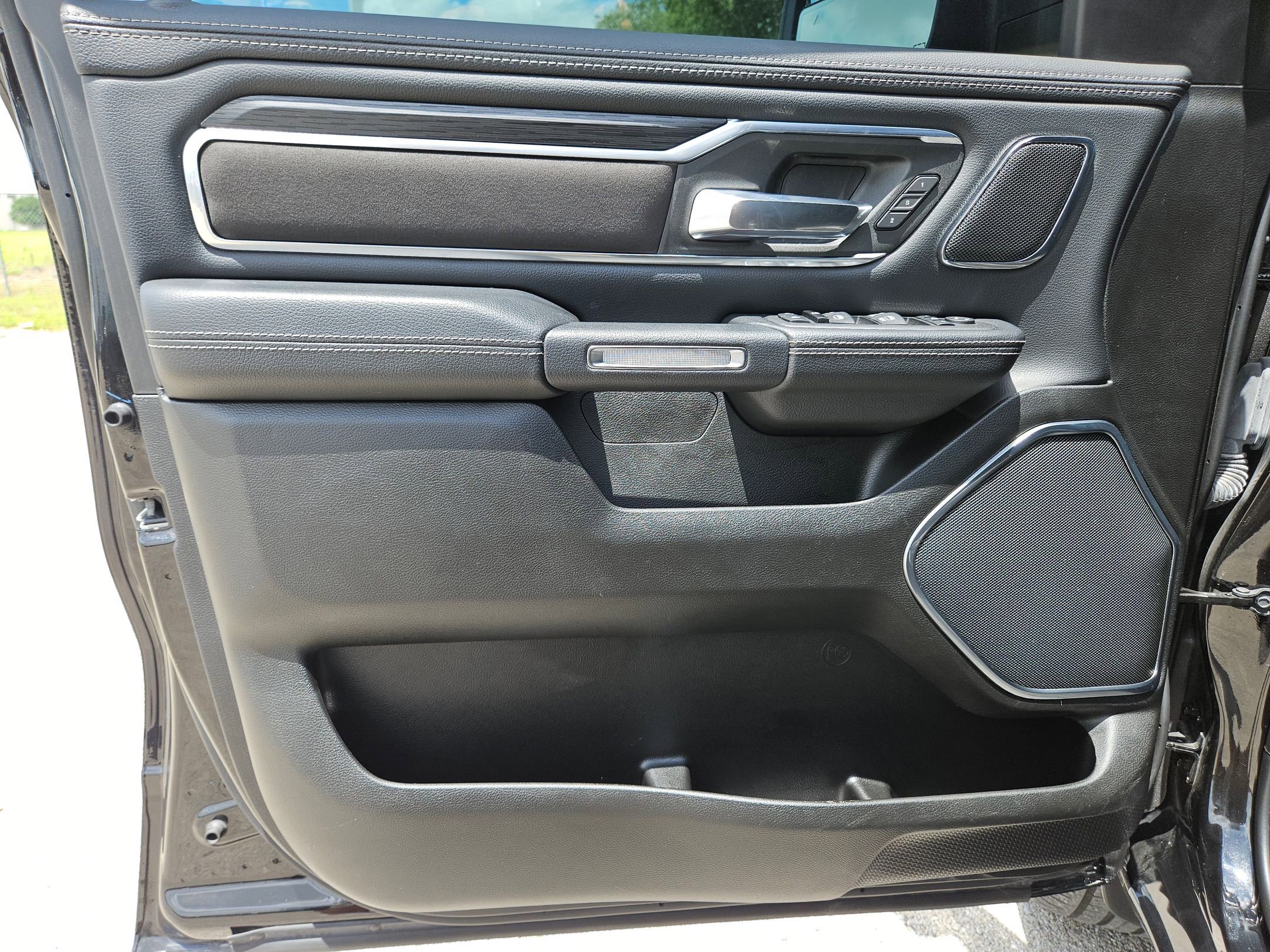 Used 2024 RAM 1500 Laramie AWD/4WD image 11