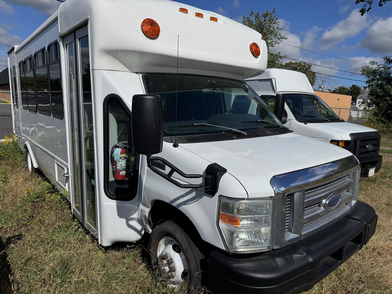 Used 2012 Ford E-450 and Econoline 450 Super Duty w/ Shuttle Bus Prep Pkg RWD image 3