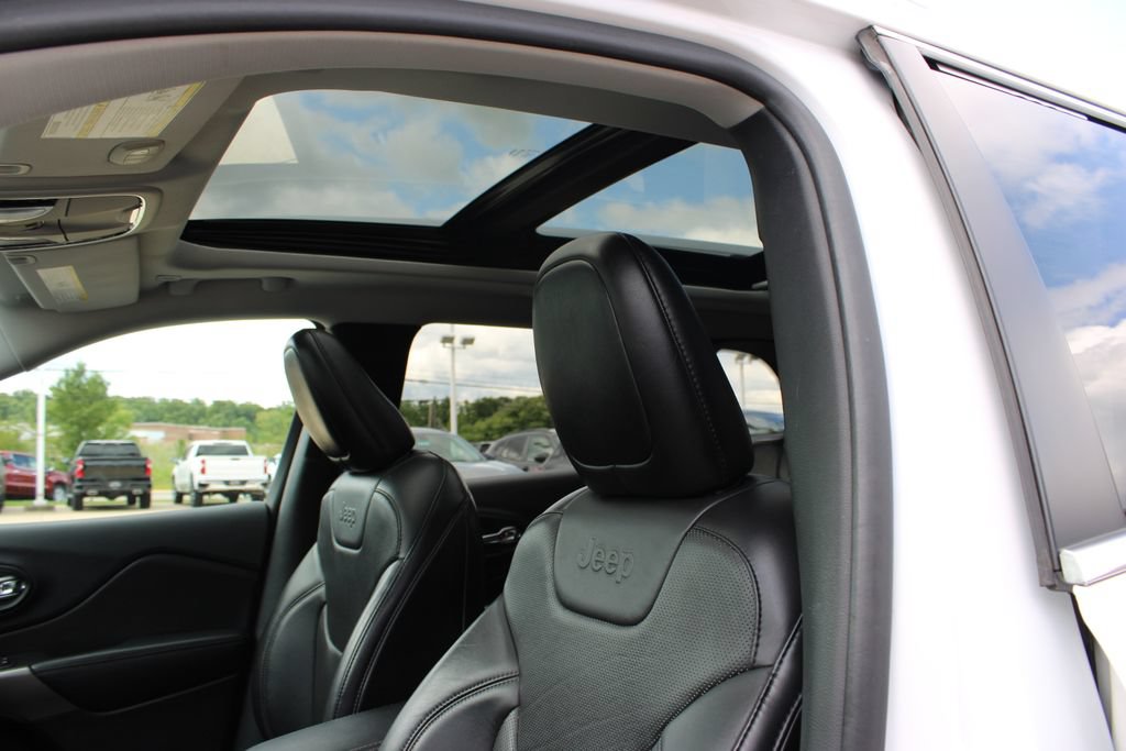Used 2019 Jeep Cherokee Limited w/ Luxury Group AWD/4WD image 30