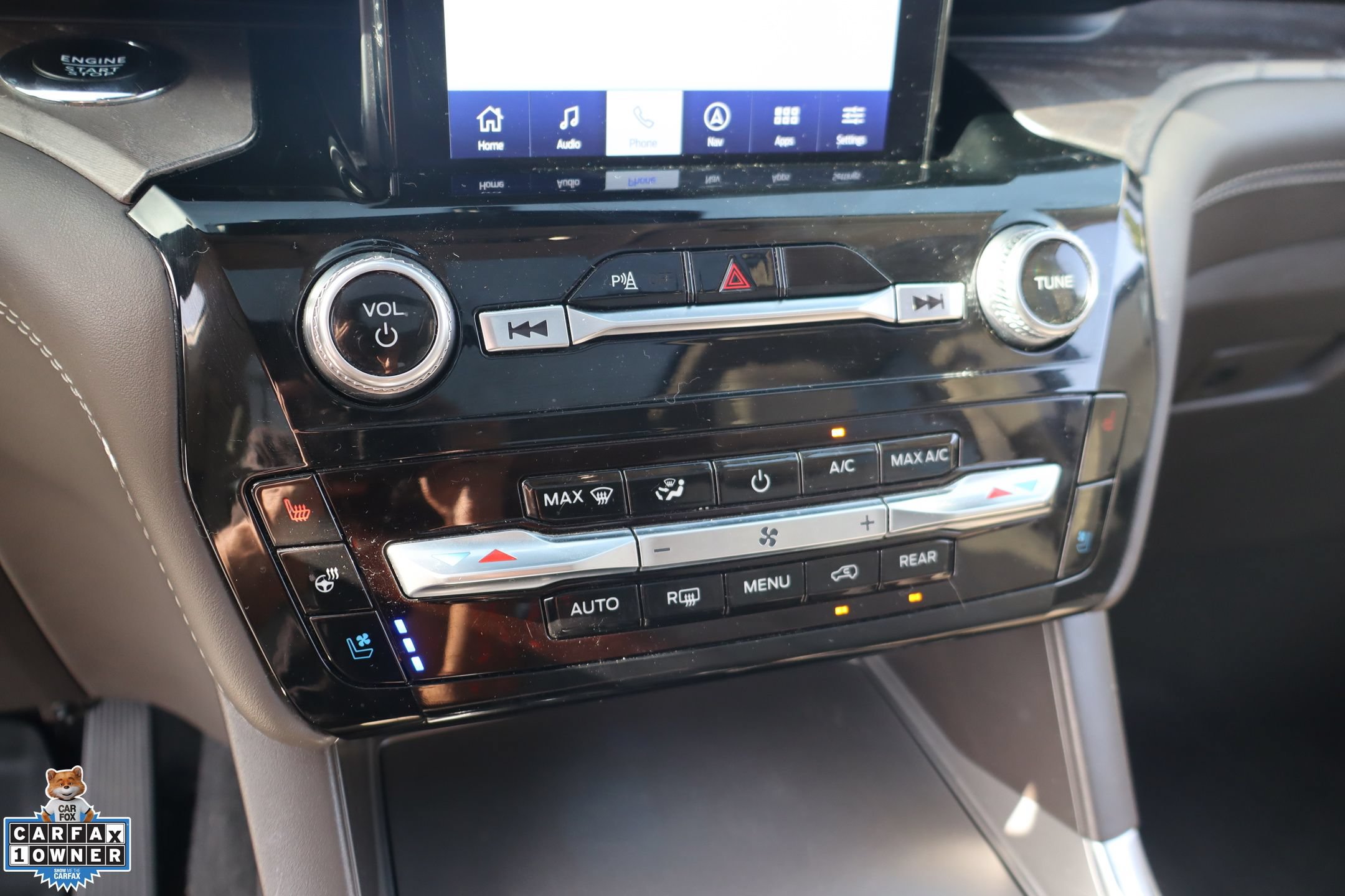 Certified 2024 Ford Explorer Platinum w/ Technology Package AWD/4WD image 19