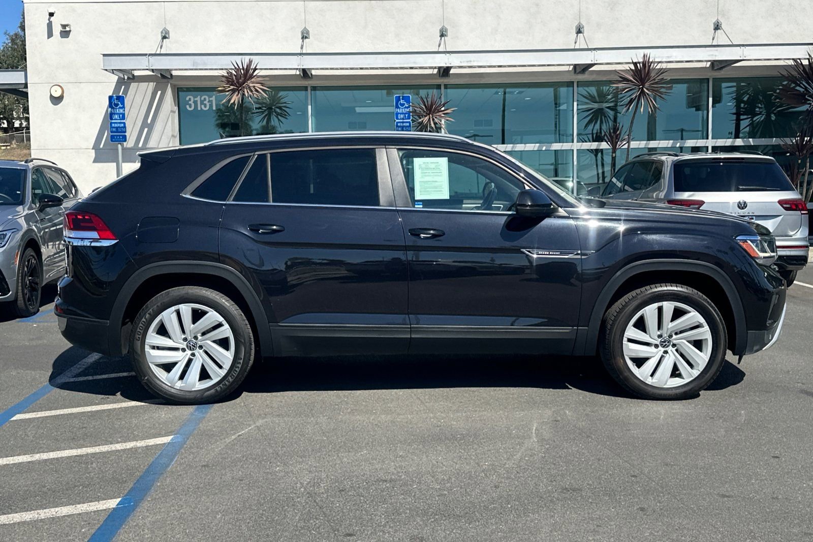Used 2022 Volkswagen Atlas Cross Sport SE image 3
