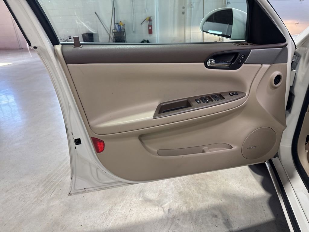 Used 2008 Chevrolet Impala LTZ FWD image 25