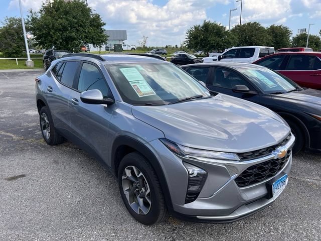 Used 2025 Chevrolet Trax LT FWD image 1