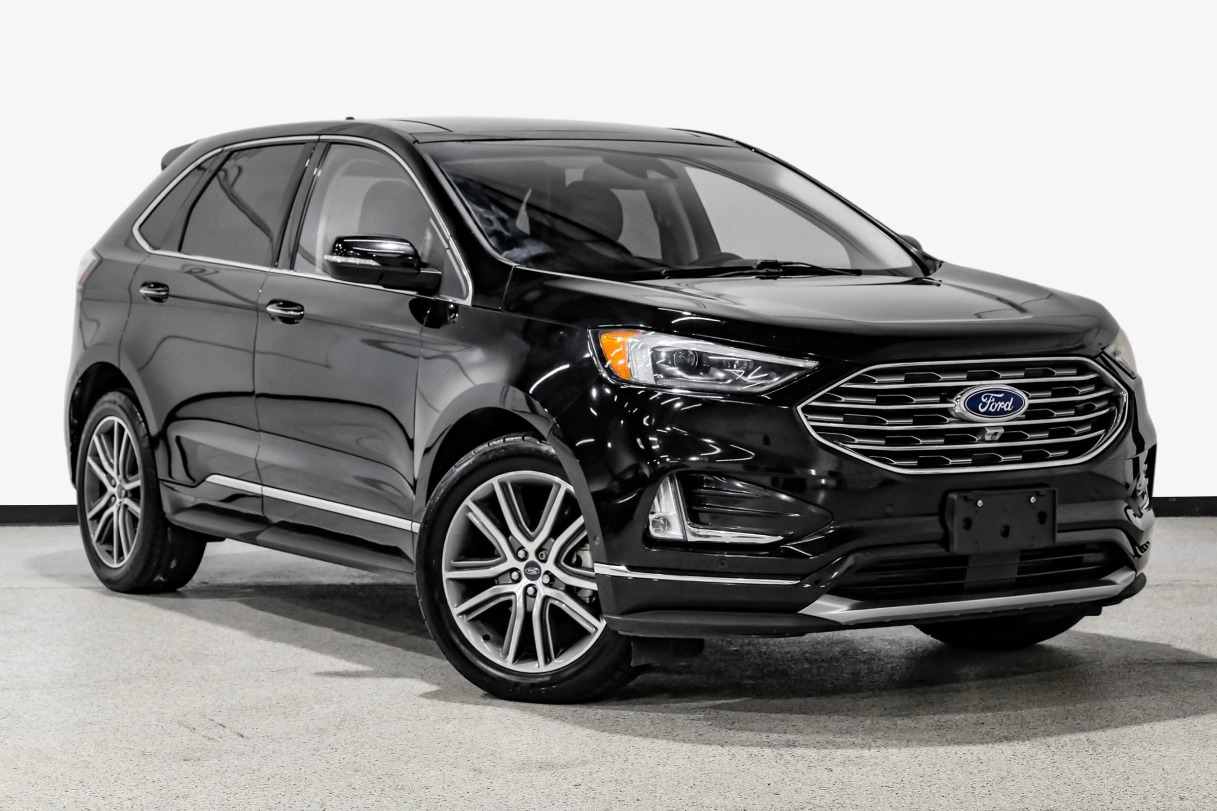 Used 2019 Ford Edge Titanium w/ Equipment Group 301A FWD image 4