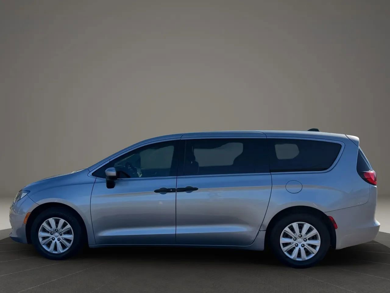 Used 2018 Chrysler Pacifica L image 5