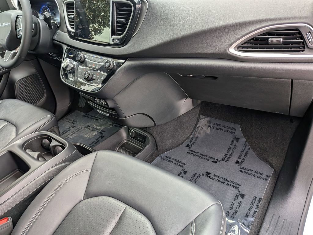 Used 2025 Chrysler Pacifica Select image 29
