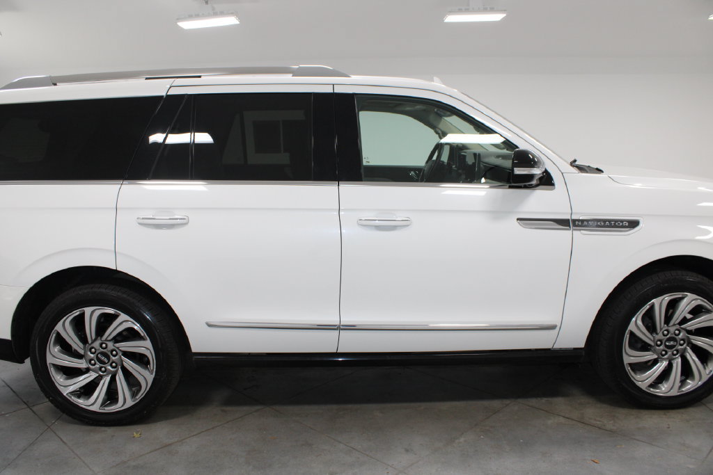 Used 2023 Lincoln Navigator Reserve AWD/4WD image 11