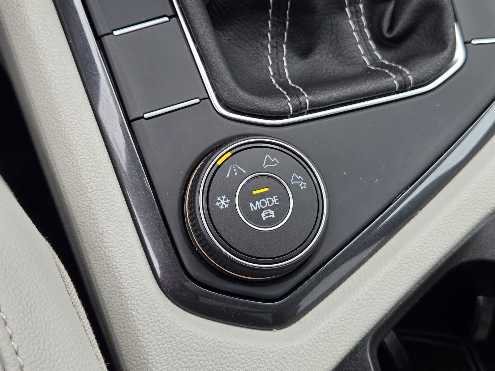 Used 2022 Volkswagen Tiguan SE w/ Panoramic Sunroof Package image 22